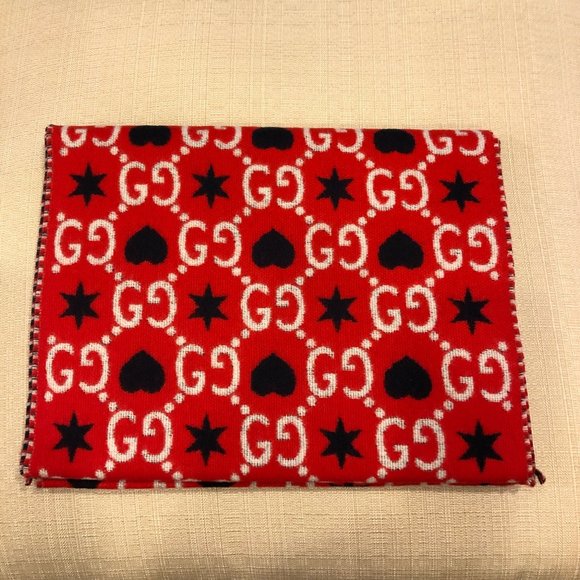 Gucci GG Hearts Scarf in Red new with tags - Picture 4 of 7